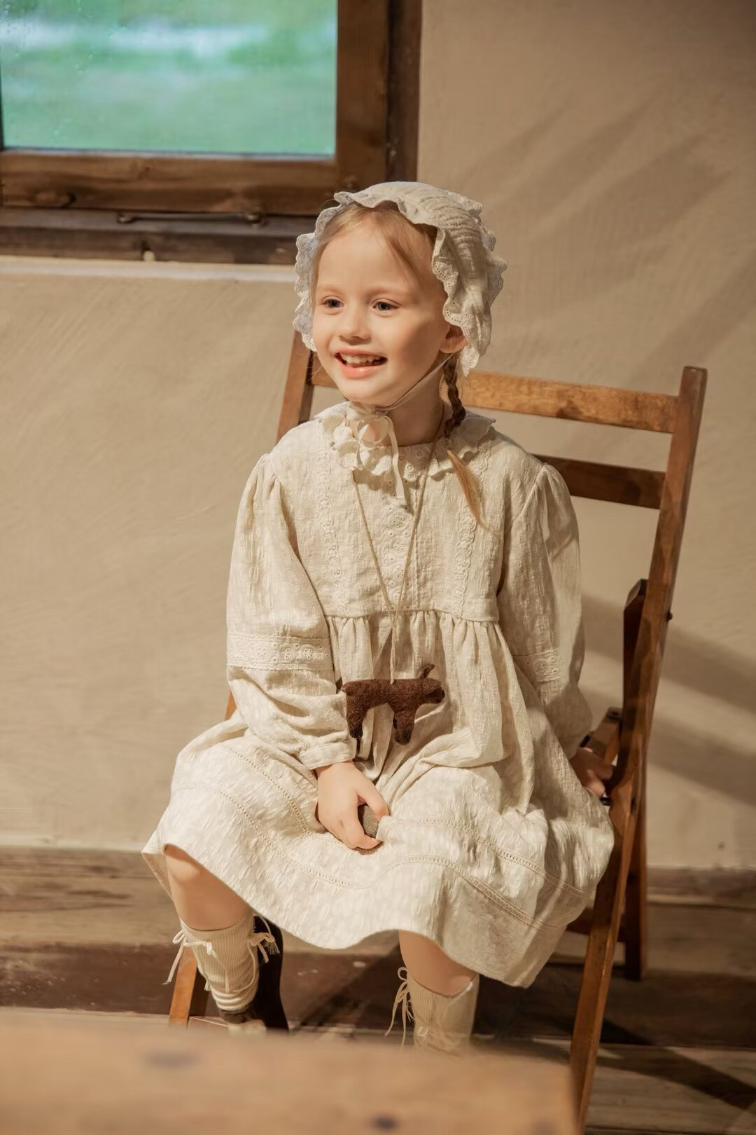 RBD105 米色通花領連身裙