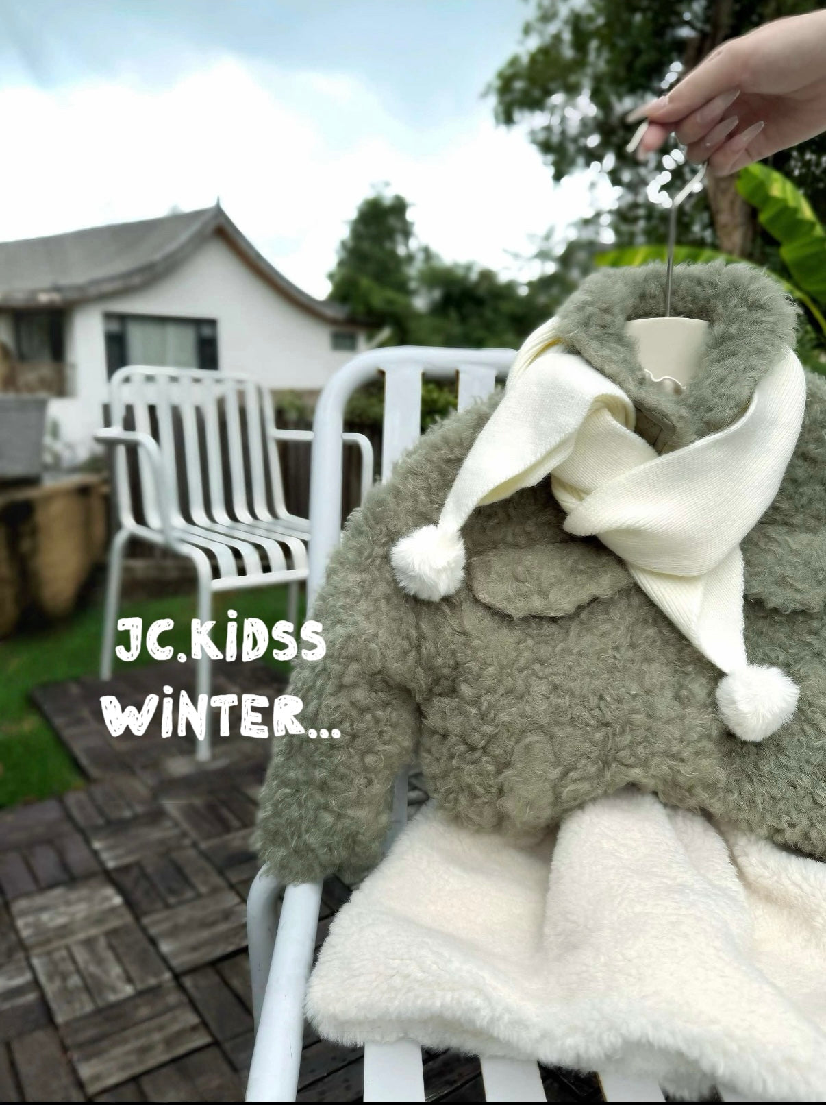 白色毛毛球頸巾