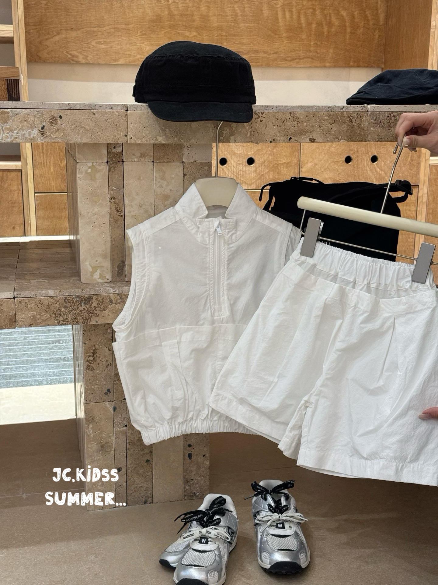 INBS42 白色風褸料背心套裝